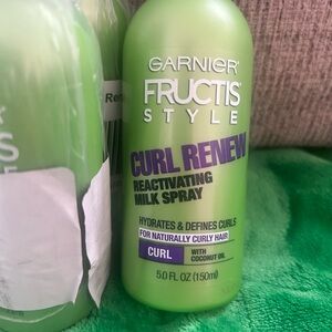 Garnier Curl Renew Reactivating Milk Spray - Green and Purple